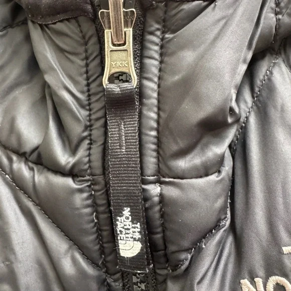 The North Face Girls Size Medium (10/12) Black & Plaid Reversible Puffer Jacket - Picture 7 of 15